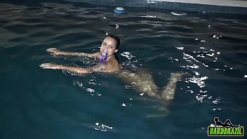 Deborah furgang pelada na piscina