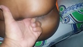 Pornohattub com mulher morena tomando no cuzinho