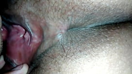 Sexo plug anal com morena cuzuda dando gostoso