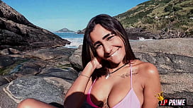 Bucetwiro com essa morena safada na praia