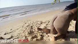 Carla bora nua mostrando cuzão na praia