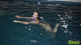 Neiva mara pelada comendo uma novinha na piscina